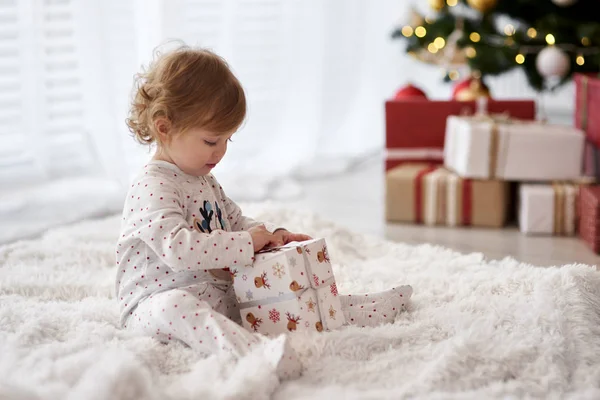 Noel Hediyesini Açan Sevimli Bebeğin Yan Görünüşü Stok Resim