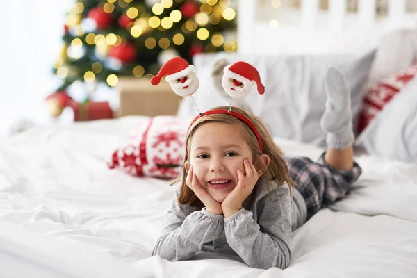 Portret Van Het Meisje Liggend Het Bed Kersttijd — Stockfoto