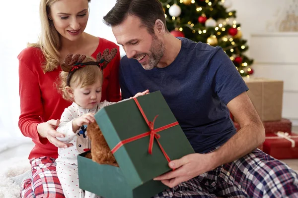 Família Abrindo Presentes Natal Cama — Fotografia de Stock