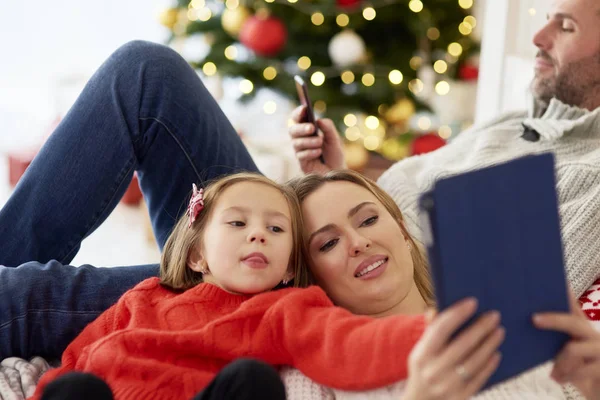 Family Using Technology Christmas — Stock Photo, Image