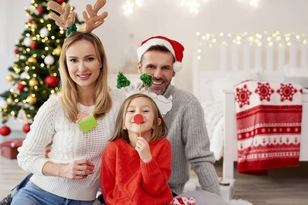 Retrato Familia Sonriente Con Máscaras Navidad — Foto de Stock