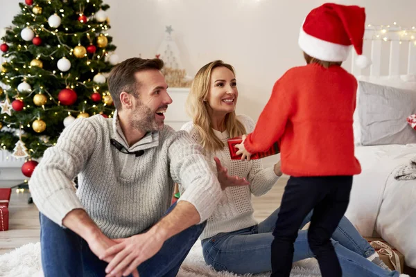 Menina Dando Seus Pais Presente Natal — Fotografia de Stock