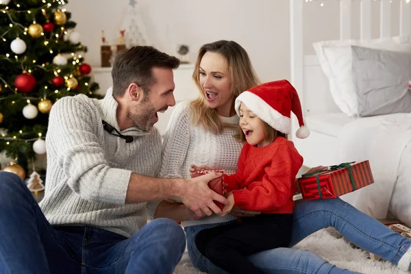 Menina Feliz Com Família Tempo Natal — Fotografia de Stock