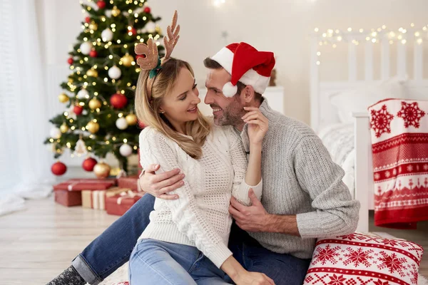 Pasangan Mesra Menggoda Pada Hari Natal — Stok Foto