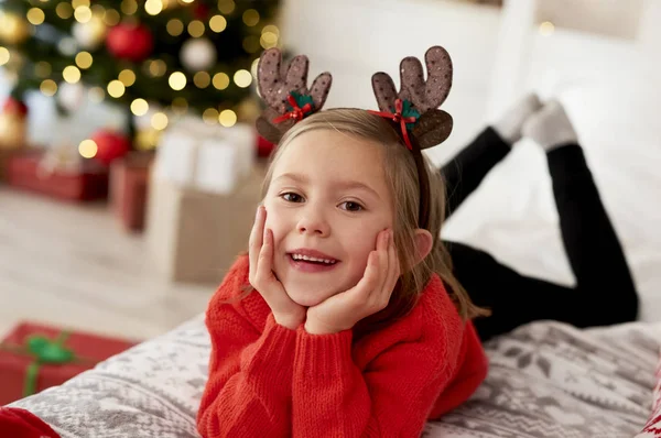 Retrato Menina Deitada Cama Traje Natal — Fotografia de Stock