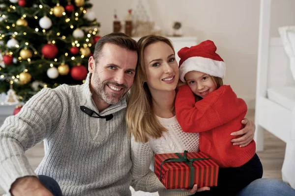 Retrato Família Sorridente Com Presente Natal — Fotografia de Stock