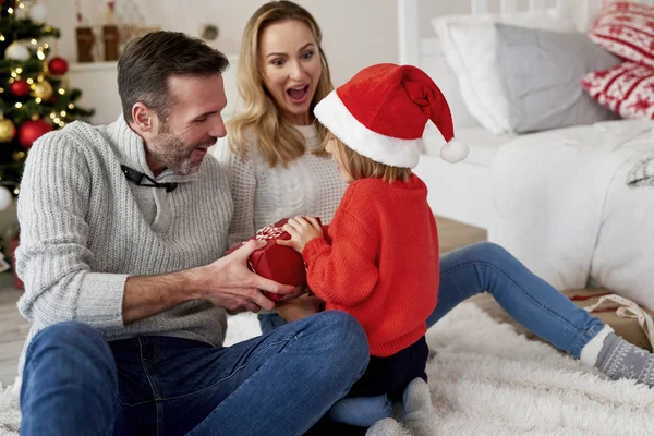 Lycklig Flicka Med Familj Juletid — Stockfoto