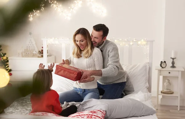 Spännande Familj Med Gåva Tillbringar Julafton Sängen — Stockfoto