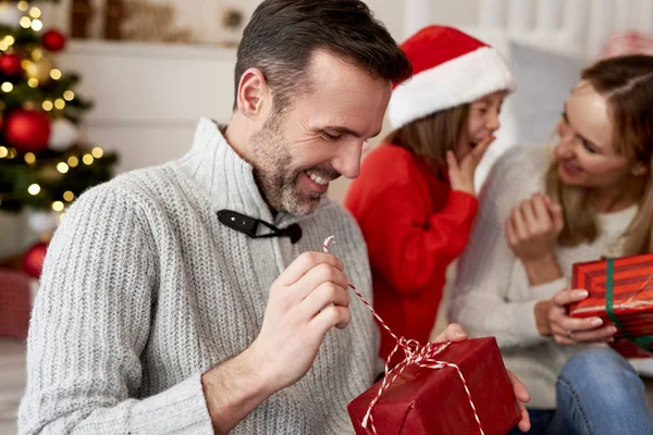 Szczęśliwy Człowiek Otwiera Prezent Świąteczny — Zdjęcie stockowe