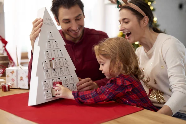Familj Med Barn Juletid — Stockfoto