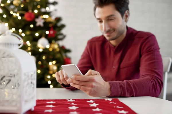 Primer Plano Del Hombre Usando Teléfono Móvil Navidad — Foto de Stock