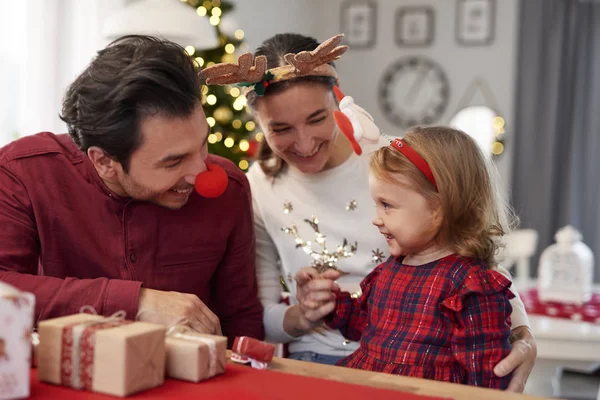 Ευτυχισμένη Οικογένεια Που Περνάμε Χριστούγεννα Μαζί Στο Σπίτι — Φωτογραφία Αρχείου