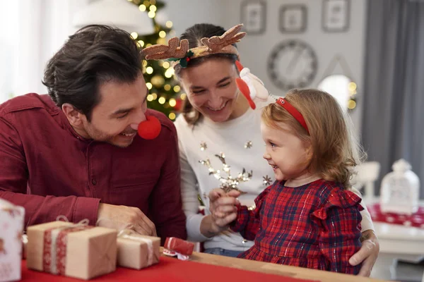 Feliz Familia Pasando Navidad Juntos Casa — Foto de Stock