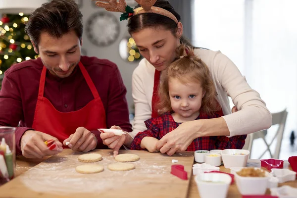 Családi Díszítő Karácsonyi Cookie Konyhában — Stock Fotó