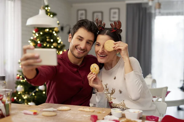 Lekfullt Par Gör Selfie Julen — Stockfoto