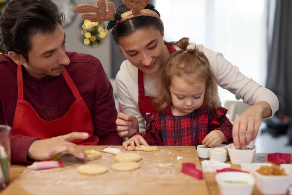 Díszítő Karácsonyi Sütik Együtt Konyhában Család — Stock Fotó