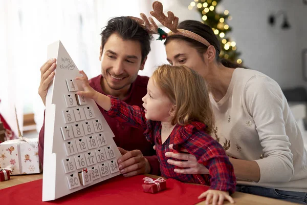 Lycklig Familj Väntar Jul — Stockfoto