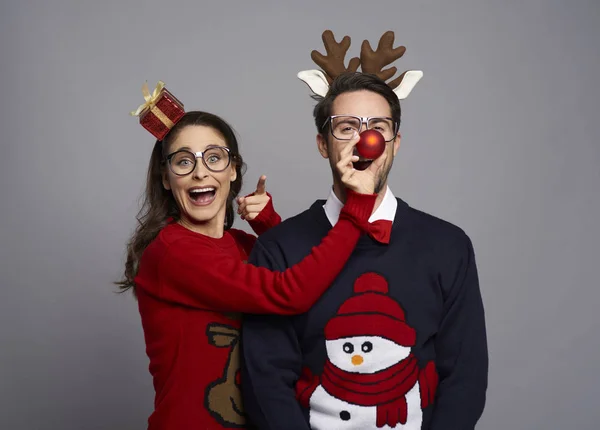 Paar Nerds Poseren Grijze Achtergrond — Stockfoto