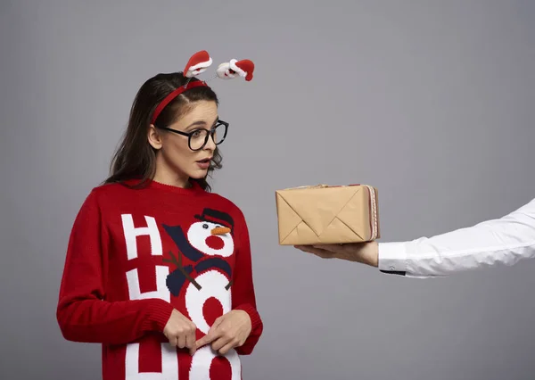 Femme Avec Cadeau Noël Drôle Visage — Photo