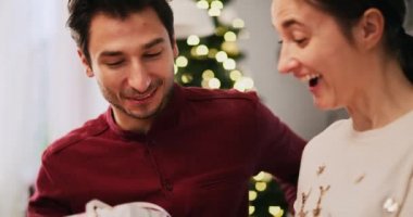 İnsanların Noel hediyeleri vermesinin el kamerası görüntüsü 