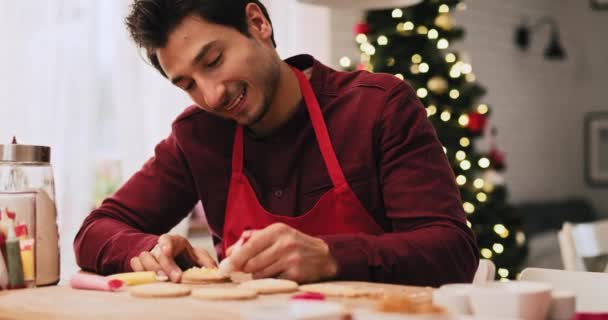 Vista Portátil Homem Que Decora Biscoitos Natal — Vídeo de Stock