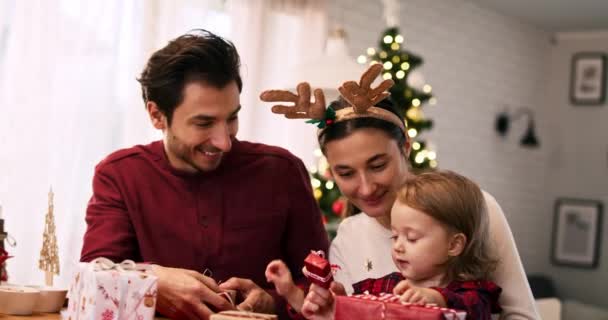 Handheld Uitzicht Familie Met Baby Opening Kerstcadeaus — Stockvideo