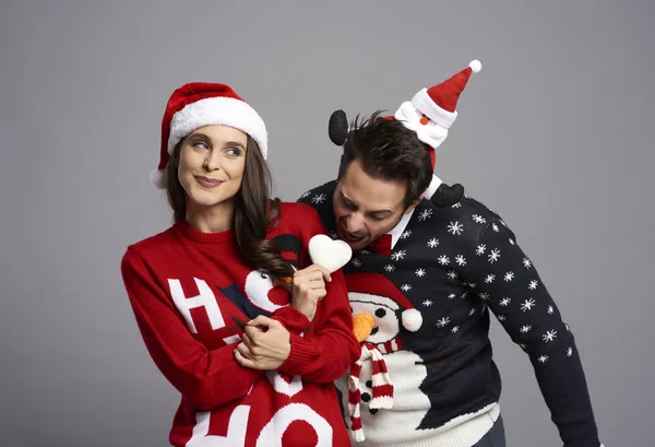 Casal Bizarro Com Biscoito Natal — Fotografia de Stock