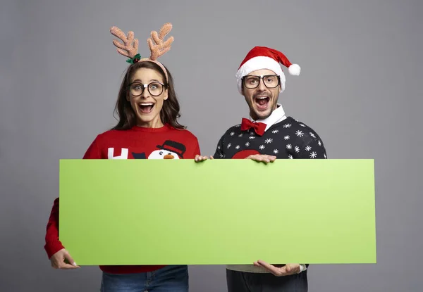 Nerd Par Som Håller Greenscreen Christmas Banner Med Kopieringsutrymme — Stockfoto