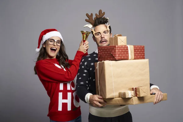 Nerd Paar Mit Vielen Weihnachtsgeschenken — Stockfoto