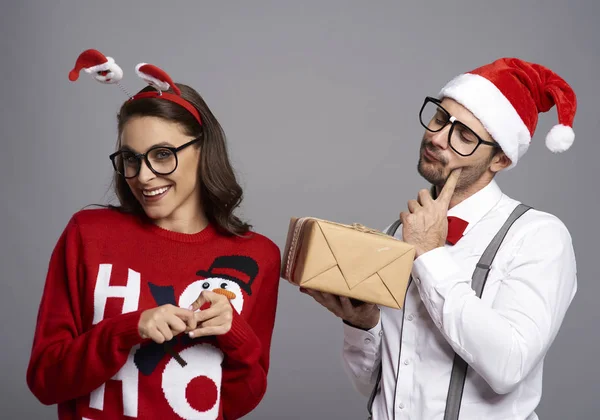 Verrücktes Paar Mit Weihnachtsgeschenk — Stockfoto