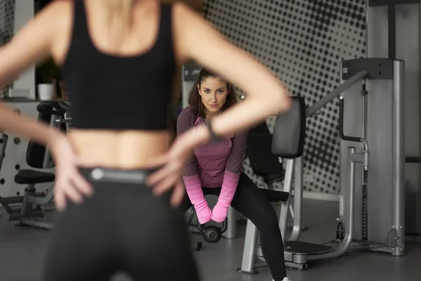 Frau Übt Mit Kettlebell Fitnessstudio — Stockfoto