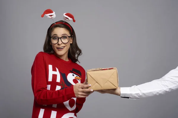 Mujer Nerd Con Regalo Navidad Cara Divertida — Foto de Stock