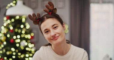 Noel zamanı gülümseyen bir kadının el kamerasıyla çekilmiş görüntüleri. 