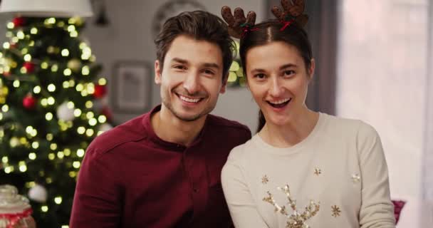 Handheld Uitzicht Glimlachend Paar Met Kerstmis — Stockvideo