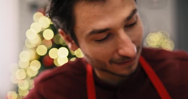 Espetáculos Vídeo Portáteis Homem Decorando Biscoitos Cozinha — Vídeo de Stock