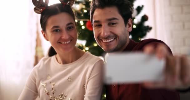 Vista Mano Pareja Juguetona Haciendo Una Selfie Navidad — Vídeos de Stock