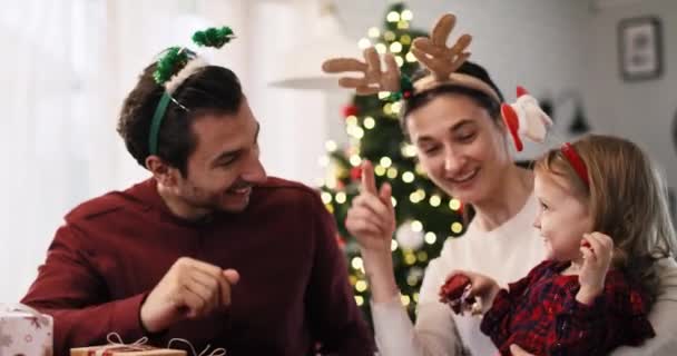 Портативные Видеошоу Семья Празднует Рождество Вместе — стоковое видео
