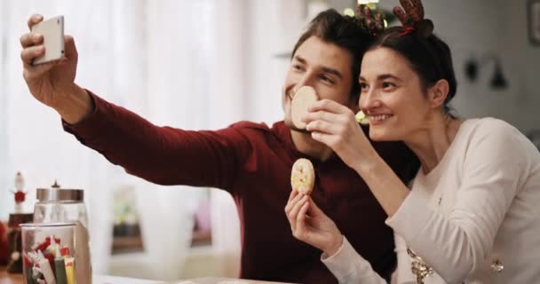 Vue Main Couple Ludique Faisant Selfie Pendant Période Noël — Video