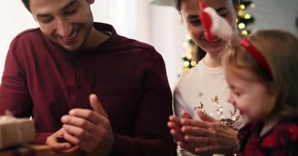 Vista Portátil Família Com Presentes Natal Casa — Vídeo de Stock