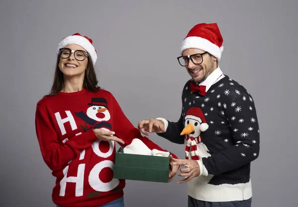 Funny Couple Opening Christmas Gift — Stock Photo, Image