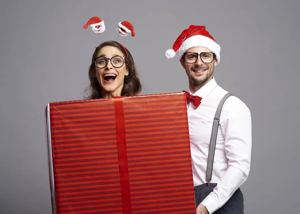 Pareja Juguetona Con Gran Regalo Navidad —  Fotos de Stock