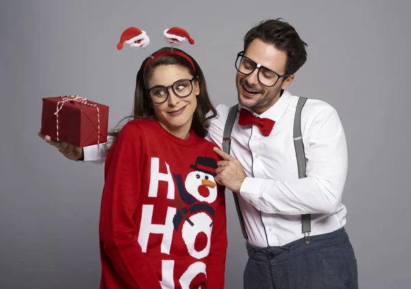 Homem Engraçado Dando Presente Natal — Fotografia de Stock