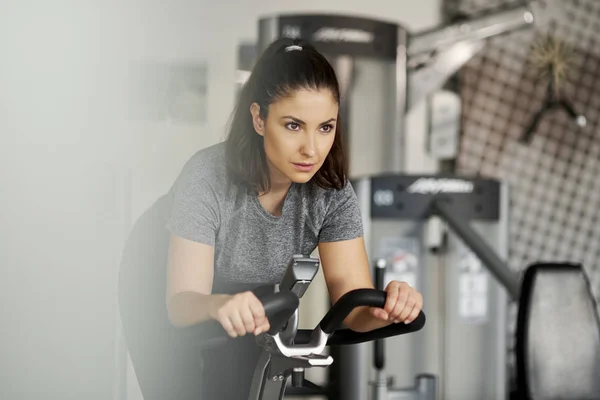 Frau Trainiert Mit Heimtrainer — Stockfoto