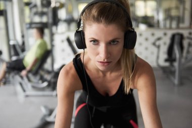 Egzersiz bisikletli bir kadın.