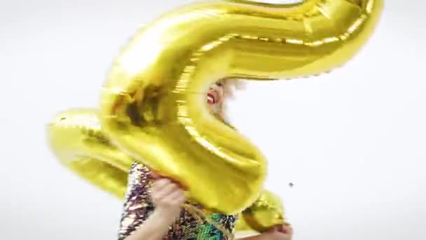 拿着金色气球的年轻女子塑造了这个形象 — 图库视频影像