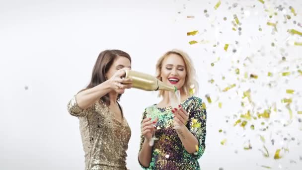 Friends Drinking Champagne Shower Confetti — Stock Video