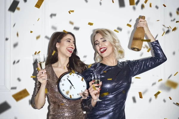 Las Mujeres Alegres Son Llenas Anticipación Para Nuevo Año — Foto de Stock