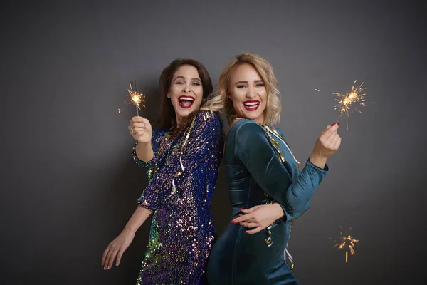 Duas Mulheres Glamourosas Divertindo Com Sparklers — Fotografia de Stock