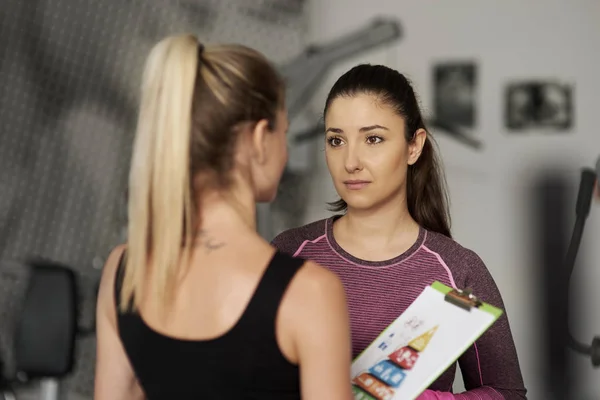 Fitness Instruktör Och Kvinna Chatta Före Gym Session — Stockfoto