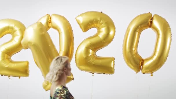 Donna Con Palloncini Oro Costruendo Figura 2021 — Video Stock